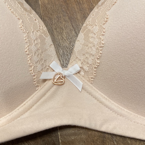 Victoria’s Secret Body by Victoria Lacy Nude Wireless Bra [38C] - Picture 5 of 7